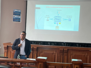 En el Salón Auditorio de la Facultad de Jurisprudencia, Ciencias Sociales y Políticas de la Universidad Estatal de Bolívar (UEB), se desarrolló una jornada de retroalimentación sobre la elaboración del sílabo correspondiente al periodo académico agosto – diciembre 2025.