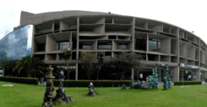 Este 01 de agosto de 2025, la Sede Nacional de la Casa de la Cultura Ecuatoriana “Benjamín Carrión” anunció oficialmente la suspensión de las elecciones nacionales, luego de que se admitiera una acción de protección presentada por el ciudadano Patricio Morales, quien previamente había sido descalificado como candidato a la presidencia de esta institución.