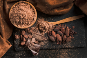 Ecuador afianza su liderazgo como potencia cacaotera, el cacao fue el producto de mayor crecimiento en el primer trimestre de 2025 con un alza del 165 %, según el Ministerio de Producción. Solo a EE. UU. se exportaron USD 379,2 millones, de acuerdo con el Banco Central.