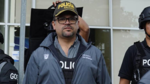 La tensión entre el Ministerio del Interior y la Función Judicial en Ecuador se intensifica a niveles sin precedentes. Este viernes, el ministro del Interior, John Reimberg, lanzó duras advertencias contra jueces y fiscales que, según él, permiten que delincuentes capturados por la Policía queden en libertad sin cumplir la justicia.