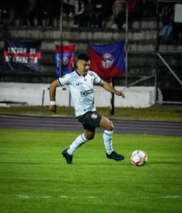 Una noche intensa se vivió en el estadio Fernando Guerrero Guerrero, donde Centro Deportivo Olmedo y Club Deportivo Daquilema protagonizaron un vibrante empate 3-3, en el marco del cuadrangular final del ascenso provincial, que define a los representantes de Chimborazo en el torneo nacional de Segunda Categoría.