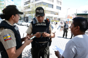 Con motivo del feriado del 10 de agosto, la Policía Nacional del Ecuador activará un despliegue grande con más de 55.000 servidores policiales que se distribuirán por todo el país en el marco de la campaña "Feriado con Acción y Compromiso", con el objetivo de mantener la seguridad, el orden público y la prevención del delito durante los días festivos.