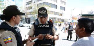 Con motivo del feriado del 10 de agosto, la Policía Nacional del Ecuador activará un despliegue grande con más de 55.000 servidores policiales que se distribuirán por todo el país en el marco de la campaña "Feriado con Acción y Compromiso", con el objetivo de mantener la seguridad, el orden público y la prevención del delito durante los días festivos.
