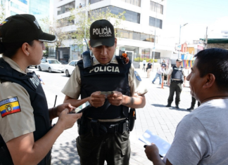 Con motivo del feriado del 10 de agosto, la Policía Nacional del Ecuador activará un despliegue grande con más de 55.000 servidores policiales que se distribuirán por todo el país en el marco de la campaña "Feriado con Acción y Compromiso", con el objetivo de mantener la seguridad, el orden público y la prevención del delito durante los días festivos.