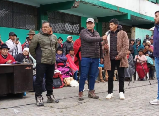 Un tribunal de justicia indígena en Cotopaxi obligó a tres agentes de la Policía Nacional a pedir disculpas públicas al líder indígena Leónidas Iza, tras haber sido retenidos por presuntamente realizar labores de inteligencia sin autorización dentro de territorio ancestral.
