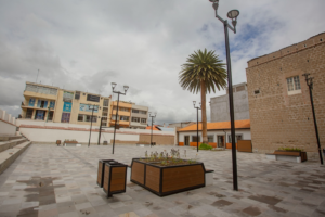 La Sultana de los Andes conmemoró sus 491 años de fundación con una sesión solemne cargada de discursos, remembranzas y reconocimientos. En medio del acto protocolario, el alcalde John Vinueza oficializó la entrega de la Plazoleta Bicentenario, una obra que, pese a su importancia simbólica, ha estado rodeada de polémicas desde su planificación.