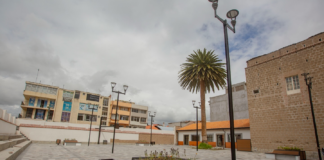 La Sultana de los Andes conmemoró sus 491 años de fundación con una sesión solemne cargada de discursos, remembranzas y reconocimientos. En medio del acto protocolario, el alcalde John Vinueza oficializó la entrega de la Plazoleta Bicentenario, una obra que, pese a su importancia simbólica, ha estado rodeada de polémicas desde su planificación.
