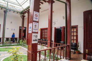 El Centro de Salud Tipo B del GADM Riobamba reabrió sus puertas tras un proceso de mantenimiento, reparaciones estructurales, renovación de mobiliario y señalética. Según el Municipio, estas intervenciones ofrecen una experiencia más adecuada y digna para los usuarios y el personal médico.