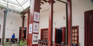 El Centro de Salud Tipo B del GADM Riobamba reabrió sus puertas tras un proceso de mantenimiento, reparaciones estructurales, renovación de mobiliario y señalética. Según el Municipio, estas intervenciones ofrecen una experiencia más adecuada y digna para los usuarios y el personal médico.