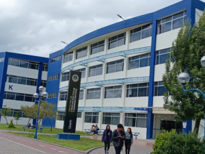 El más reciente informe del SCImago Institutions Rankings (SIR) 2025, dio a conocer cuáles son las universidades ecuatorianas con mejor desempeño académico, científico y social. En esta edición, diez instituciones lograron posicionarse en lo más alto, reflejando el avance de la educación superior en el país.