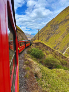 Este miércoles 20 de agosto se vivió una jornada histórica en Alausí con la inauguración oficial de la ruta ferroviaria hacia la emblemática Nariz del Diablo.
