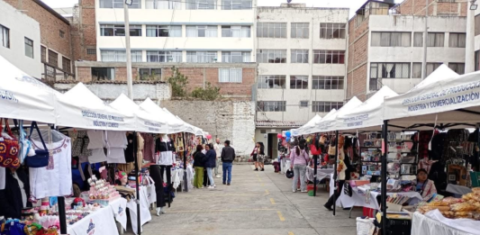 El viernes 22 de agosto, la ciudad de Riobamba fue escenario de la inauguración de la Primera Feria del Estudiante Chévere, un espacio impulsado por la Prefectura de Chimborazo a través de la Dirección de Producción, Industria y Comercio. El acto estuvo liderado por el prefecto Hermel Tayupanda, quien destacó la importancia de apoyar la economía local y, al mismo tiempo, facilitar a las familias el acceso a útiles y productos escolares a precios justos.