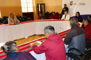 En un encuentro marcado por la tensión, pero también por la disposición al diálogo, la Gobernadora de Chimborazo, María José Del Pozo Larrea, recibió a una delegación de la Federación Única de Afiliados al Seguro Social Campesino de la provincia.