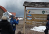 Lo que prometía ser una excursión hacia el volcán Chimborazo, terminó en una experiencia amarga para un grupo de visitantes nacionales. La ilusión de recorrer sus paisajes se transformó en indignación cuando, según denunciaron por redes sociales fueron víctimas de cobros indebidos a las puertas del refugio.