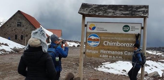 Lo que prometía ser una excursión hacia el volcán Chimborazo, terminó en una experiencia amarga para un grupo de visitantes nacionales. La ilusión de recorrer sus paisajes se transformó en indignación cuando, según denunciaron por redes sociales fueron víctimas de cobros indebidos a las puertas del refugio.