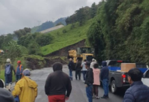 Según el reporte oficial, a las 01h36 de este miércoles, la central única de emergencias recibió una llamada alertando sobre un deslizamiento de tierra en el sector Cuyuja, cantón Quijos, sobre la vía Papallacta-Baeza.