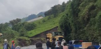 Según el reporte oficial, a las 01h36 de este miércoles, la central única de emergencias recibió una llamada alertando sobre un deslizamiento de tierra en el sector Cuyuja, cantón Quijos, sobre la vía Papallacta-Baeza.