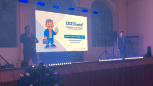 La Cooperativa de Ahorro y Crédito Educadores de Chimborazo dio un paso trascendental en su evolución tecnológica con la presentación oficial de su aplicación móvil “CACECH Móvil”. El evento, realizado el 29 de agosto en el Salón Sesquicentenario del Colegio Maldonado centro, fue un hito para la cooperativa, marcando el comienzo de una nueva etapa de innovación que simplificará la interacción de sus socios con los servicios financieros.