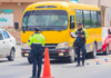 Con el inicio del nuevo año escolar, Riobamba vuelve al caos vehicular en las inmediaciones de las instituciones educativas. La ciudad despierta entre bocinas, dobles filas y cruces apurados, un escenario que se repite cada temporada y que, aunque las autoridades intentan ordenar, sigue dejando dudas sobre su efectividad.