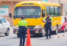 Con el inicio del nuevo año escolar, Riobamba vuelve al caos vehicular en las inmediaciones de las instituciones educativas. La ciudad despierta entre bocinas, dobles filas y cruces apurados, un escenario que se repite cada temporada y que, aunque las autoridades intentan ordenar, sigue dejando dudas sobre su efectividad.