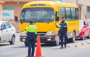 Con el inicio del nuevo año escolar, Riobamba vuelve al caos vehicular en las inmediaciones de las instituciones educativas. La ciudad despierta entre bocinas, dobles filas y cruces apurados, un escenario que se repite cada temporada y que, aunque las autoridades intentan ordenar, sigue dejando dudas sobre su efectividad.