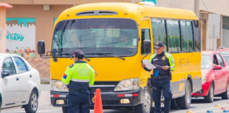 Con el inicio del nuevo año escolar, Riobamba vuelve al caos vehicular en las inmediaciones de las instituciones educativas. La ciudad despierta entre bocinas, dobles filas y cruces apurados, un escenario que se repite cada temporada y que, aunque las autoridades intentan ordenar, sigue dejando dudas sobre su efectividad.