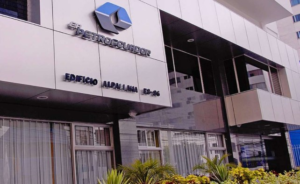 La Empresa Pública Petroecuador anunció que la tercera fase de su proceso de reestructuración generará un ahorro anual superior a USD 31 millones para el Estado, al desvincular a 936 trabajadores cuyos salarios presentaban distorsiones significativas frente a los estándares del mercado y la normativa vigente.