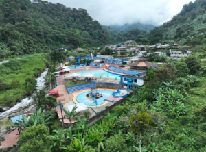 Con su clima subtropical, paisajes montañosos y deliciosa gastronomía local, Balsapamba se consolida como un destino turístico imperdible en la provincia de Bolívar. Entre sus mayores atractivos se encuentra el moderno Parque Acuático Josefina Barba, que se prepara para recibir a cientos de familias y visitantes durante este feriado.