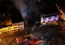 La noche del miércoles 13 de agosto de 2025, un voraz incendio consumió gran parte de una vivienda ubicada frente al Parque Centenario, en pleno centro del cantón San Miguel, provincia de Bolívar.