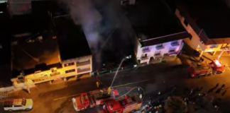 La noche del miércoles 13 de agosto de 2025, un voraz incendio consumió gran parte de una vivienda ubicada frente al Parque Centenario, en pleno centro del cantón San Miguel, provincia de Bolívar.