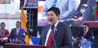 Han pasado 491 años de la fundación de Riobamba, en conmemoración a esta fecha, se realizó la Sesión Solemne que fue organizada por el Municipio en la recién renovada Plaza Bicentenario (ex Club Ferroviario), espacio vestido de gala para recordar el paso del tiempo y lo que ha dejado para la ciudad.