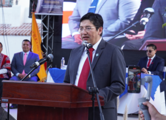 Han pasado 491 años de la fundación de Riobamba, en conmemoración a esta fecha, se realizó la Sesión Solemne que fue organizada por el Municipio en la recién renovada Plaza Bicentenario (ex Club Ferroviario), espacio vestido de gala para recordar el paso del tiempo y lo que ha dejado para la ciudad.
