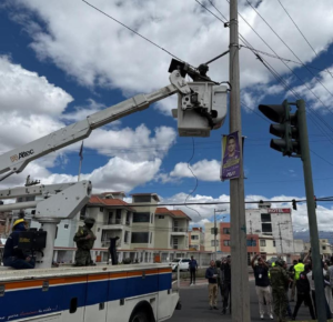 Militares de la Brigada de Caballería Blindada N.º 11 “Galápagos”, técnicos del ECU 911, la Policía Nacional y personal de la Empresa Eléctrica unieron fuerzas para desmontar un sistema de vigilancia que, lejos de brindar seguridad, funcionaba como los ojos del crimen organizado, intervención que se llevó a cabo el 21 de agosto.