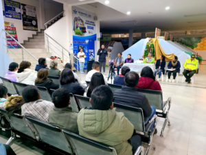 En el barrio San Pedro, del cantón Guano, se desarrolló una asamblea comunitaria en la que moradores y representantes del ECU 911 socializaron el modelo de gestión de esta institución y los beneficios de la interoperabilidad tecnológica aplicada a la seguridad ciudadana.