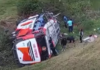Un trágico accidente de tránsito se registró la tarde de este miércoles 27 de agosto en la parroquia Juan de Velasco, cantón Colta, provincia de Chimborazo. Un bus de la cooperativa Cita Express, perdió pista y cayó a un barranco de gran profundidad, provocando una tragedia que enluta a decenas de familias.