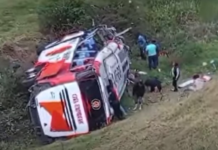Un trágico accidente de tránsito se registró la tarde de este miércoles 27 de agosto en la parroquia Juan de Velasco, cantón Colta, provincia de Chimborazo. Un bus de la cooperativa Cita Express, perdió pista y cayó a un barranco de gran profundidad, provocando una tragedia que enluta a decenas de familias.