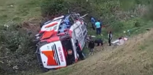 Un trágico accidente de tránsito se registró la tarde de este miércoles 27 de agosto en la parroquia Juan de Velasco, cantón Colta, provincia de Chimborazo. Un bus de la cooperativa Cita Express, perdió pista y cayó a un barranco de gran profundidad, provocando una tragedia que enluta a decenas de familias.