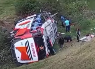 Un trágico accidente de tránsito se registró la tarde de este miércoles 27 de agosto en la parroquia Juan de Velasco, cantón Colta, provincia de Chimborazo. Un bus de la cooperativa Cita Express, perdió pista y cayó a un barranco de gran profundidad, provocando una tragedia que enluta a decenas de familias.