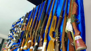 En una acción contundente para combatir el tráfico ilícito de armas y municiones, la Fiscalía General del Estado (FGE) solicitó la destrucción de 58 armas de fuego, 92 municiones decomisadas en operativos, allanamientos y hallazgos abandonados en la provincia de Chimborazo.