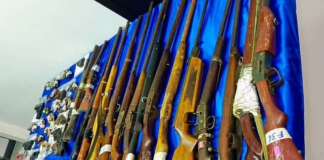 En una acción contundente para combatir el tráfico ilícito de armas y municiones, la Fiscalía General del Estado (FGE) solicitó la destrucción de 58 armas de fuego, 92 municiones decomisadas en operativos, allanamientos y hallazgos abandonados en la provincia de Chimborazo.
