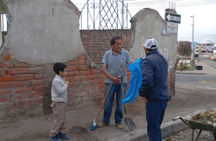 La jornada de limpieza realizada este 3 de agosto, en los sectores 11 de Noviembre, Los Shyris y Piscín, tuvo la participación de los riobambeños, sumando voluntades para mostrar una nueva cara de sus barrios.