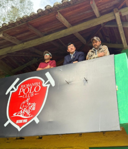 La reciente recuperación del predio donde funcionó por décadas el Riobamba Polo Club ha generado diversas reacciones en la capital de Chimborazo, enfrentando posturas institucionales y ciudadanas sobre el uso del espacio público, la gestión municipal y el valor simbólico del lugar.