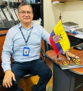 El próximo lunes 18 de agosto, Peter Núñez Chávez asumirá oficialmente el despacho de la delegación provincial del Consejo Nacional Electoral (CNE) en Pastaza, en reemplazo de Martha Cox Dávalos. Núñez, quien venía desempeñándose como secretario de la delegación, cuenta con amplia experiencia en materia electoral y un recorrido de 17 años dentro de la institución.