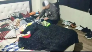En un operativo en las ciudades de Riobamba y Ambato, tres individuos fueron detenidos tras desmantelar una presunta red de explotación sexual que operaba bajo la fachada de empleos falsos, este arresto es solo el último capítulo de una lucha creciente contra la trata de personas en Ecuador, un delito que ha crecido alarmantemente en los últimos años, afectando principalmente a mujeres, adolescentes y niñas.