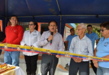 Con el firme propósito de fortalecer la infraestructura rural y promover el desarrollo social a través del deporte, la Alcaldía de San Miguel de Bolívar, bajo la dirección de Vinicio Coloma Romero, realizó la entrega oficial de una nueva cancha deportiva en el Recinto La Plancha.