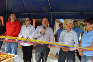 Con el firme propósito de fortalecer la infraestructura rural y promover el desarrollo social a través del deporte, la Alcaldía de San Miguel de Bolívar, bajo la dirección de Vinicio Coloma Romero, realizó la entrega oficial de una nueva cancha deportiva en el Recinto La Plancha.