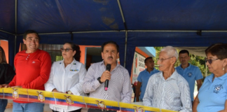Con el firme propósito de fortalecer la infraestructura rural y promover el desarrollo social a través del deporte, la Alcaldía de San Miguel de Bolívar, bajo la dirección de Vinicio Coloma Romero, realizó la entrega oficial de una nueva cancha deportiva en el Recinto La Plancha.