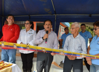 Con el firme propósito de fortalecer la infraestructura rural y promover el desarrollo social a través del deporte, la Alcaldía de San Miguel de Bolívar, bajo la dirección de Vinicio Coloma Romero, realizó la entrega oficial de una nueva cancha deportiva en el Recinto La Plancha.