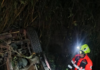 La tranquilidad de la noche del 5 de agosto en el sector de Retén Ichubamba, parroquia San Nicolás del cantón Guamote, se quebró de forma repentina, cuando un vehículo, por causas aún en investigación, perdió pista y se precipitó a una quebrada, dejando a su paso el estruendo del metal contra la tierra, el lodo removido y una escena marcada por la angustia y la pérdida.