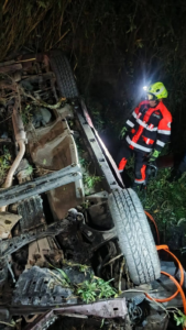La tranquilidad de la noche del 5 de agosto en el sector de Retén Ichubamba, parroquia San Nicolás del cantón Guamote, se quebró de forma repentina, cuando un vehículo, por causas aún en investigación, perdió pista y se precipitó a una quebrada, dejando a su paso el estruendo del metal contra la tierra, el lodo removido y una escena marcada por la angustia y la pérdida.